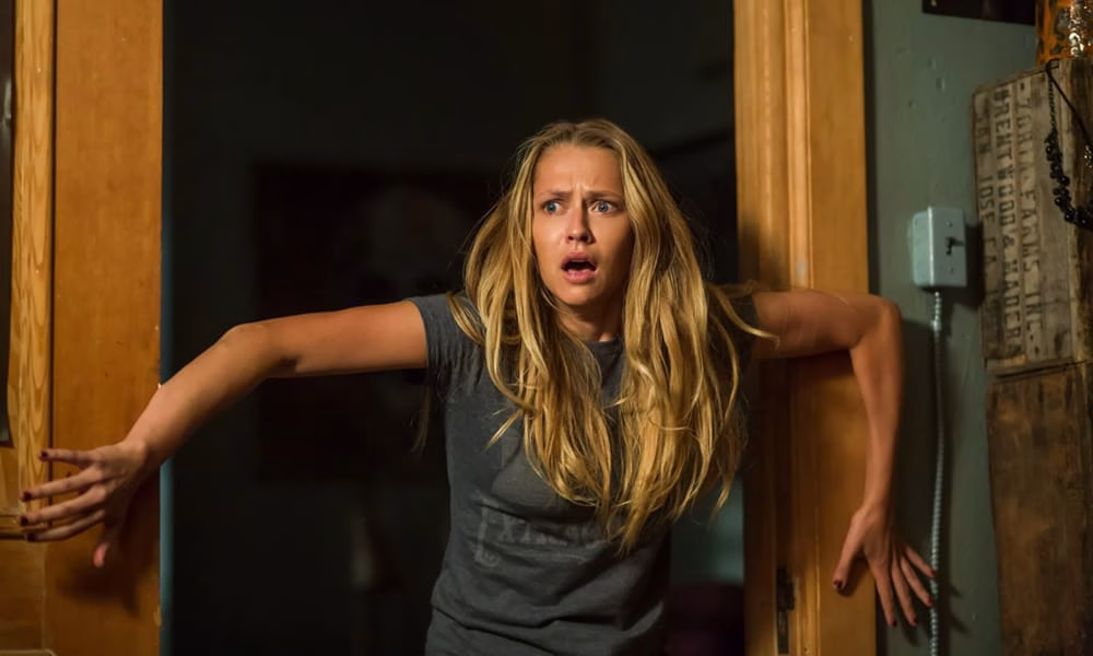 Teresa Palmer in Lights Out (2016).