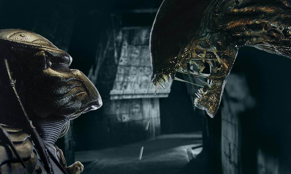 A Predator and Alien going face to face in Alien vs. Predator (2004).